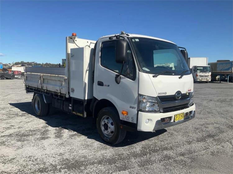 2018 Hino 300 Series Tipper 921